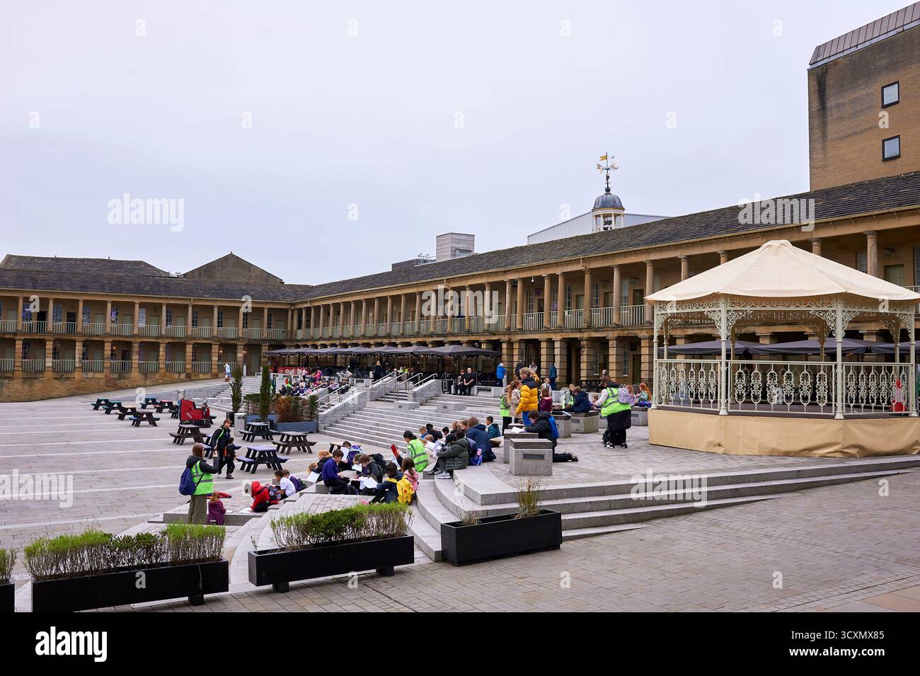 I bambini delle scuole sperimentano il lato educativo della Piece Hall di Halifax, Regno Unito Foto Stock