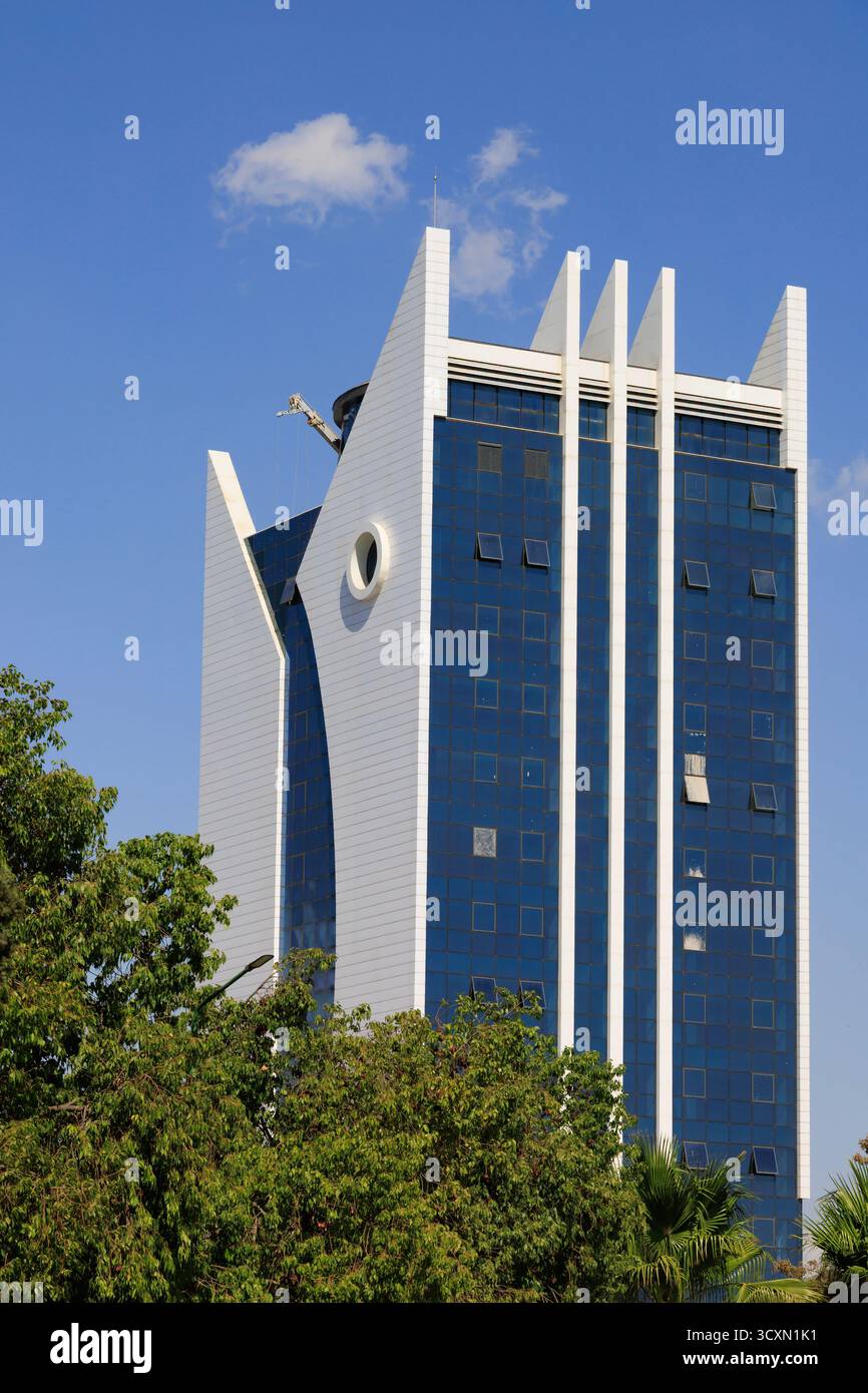 Nuovo edificio a torre presso la Near East University, yakin dogu universitesi, campus, North Nicosia, Lefkosia, nella Repubblica turca del Cy settentrionale Foto Stock