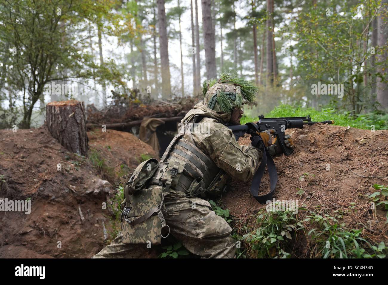 I soldati ucraini, che stanno ancora seguendo il loro corso di formazione per la leadership nell'ambito dell'operazione Interflex guidata dal Regno Unito, prendono parte all'addestramento di trincea condotto da membri delle guardie irlandesi in un campo di addestramento dell'esercito britannico nell'Inghilterra orientale. Data foto: Mercoledì 15 ottobre 2025. Foto Stock
