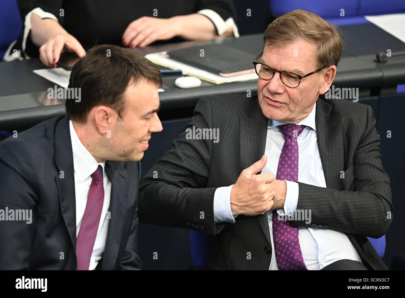 Berlino, Germania. 15 ottobre 2025. Johann Wadephul (r, CDU), Ministro degli Esteri, e Nils Schmid (SPD), Segretario di Stato parlamentare presso il Ministero federale della difesa, si parlano durante la 33a sessione plenaria della 21a legislatura del Bundestag tedesco. Crediti: Niklas Graeber/dpa/Alamy Live News Foto Stock