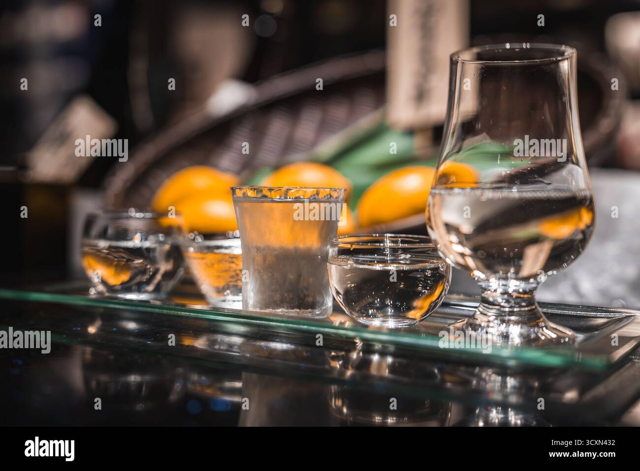 I liquori curati volano con agrumi ed etichette in un bar di degustazione giapponese Foto Stock