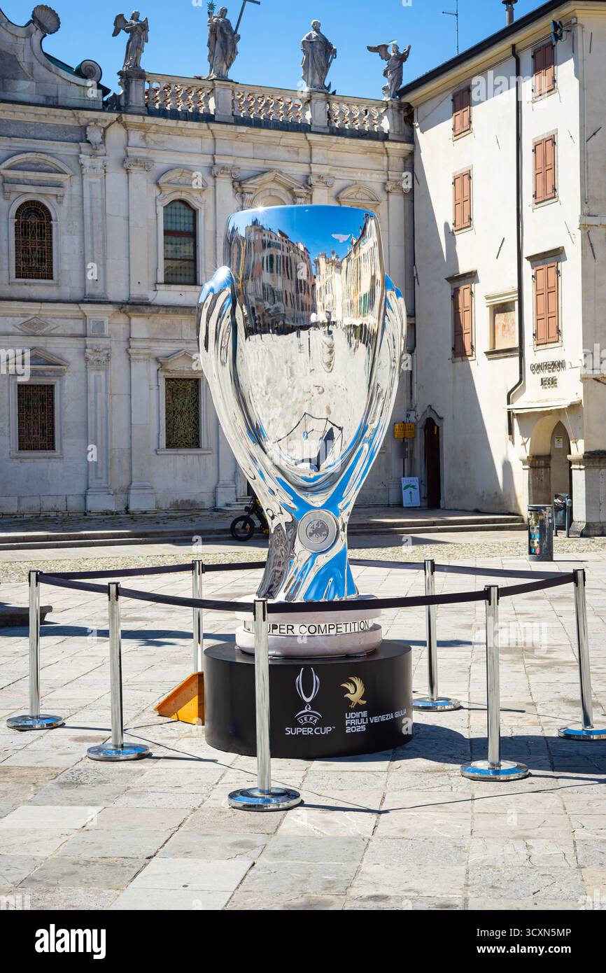 Grande replica del Trofeo Supercoppa UEFA a Udine, Italia Foto Stock