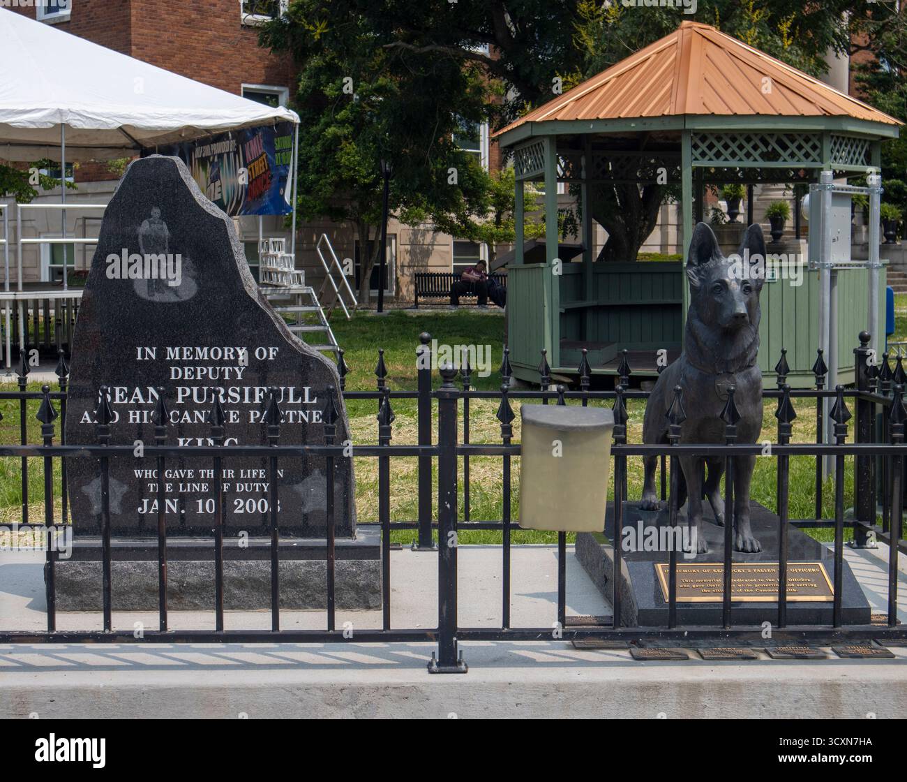 Il K-9 Memorial di Pineville, Kentucky, rende omaggio al coraggio e al servizio dei cani della polizia che hanno dedicato la loro vita alla protezione delle loro comunità. Foto Stock