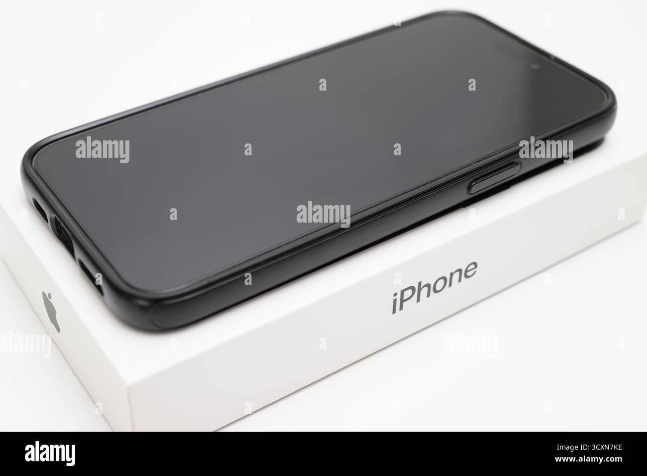 , Deutschland, 15.10.2025, Apple iPhone schwarzer Farbe, liegend auf der Originalverpackung mit sichtbarem „iPhone“-Schriftzug. Auf weiteren Aufnahme Foto Stock