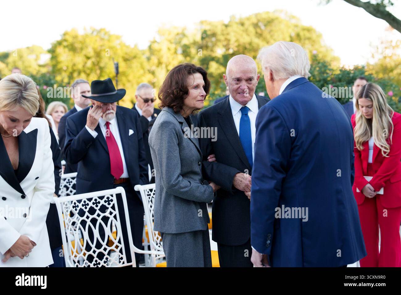 Il presidente Donald J. Trump parla con i genitori del defunto Charlie Kirk durante la cerimonia della Medaglia presidenziale della libertà nel Rose Garden della Casa Bianca, offrendo condoglianze e sostegno il 14 ottobre 2025. Per gentile concessione della Casa Bianca. Foto Stock