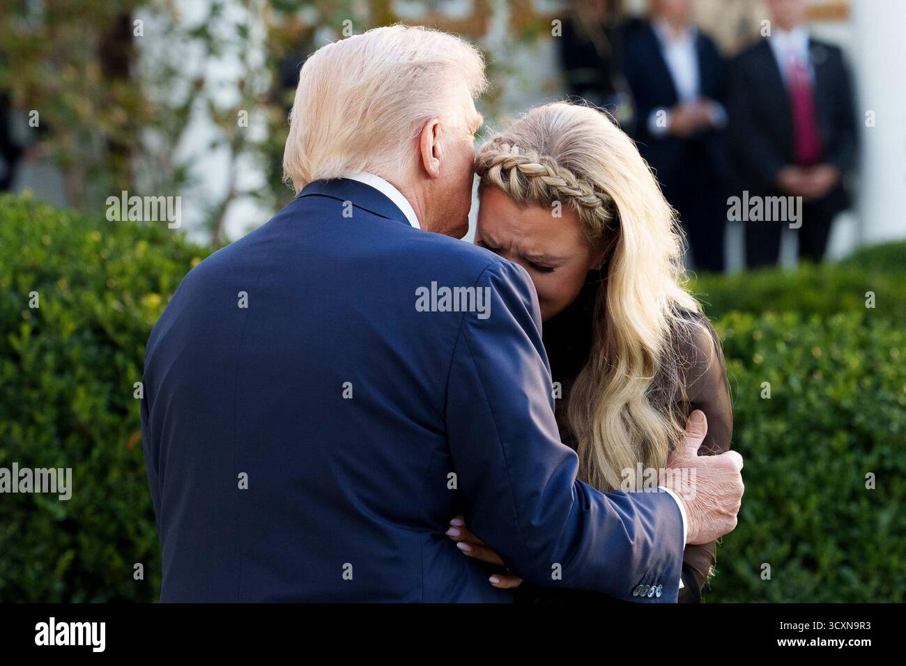 Il presidente Donald J. Trump abbraccia Erika Kirk in un momento emotivo durante la cerimonia onorando il suo defunto marito, Charlie Kirk, con la Medaglia presidenziale della libertà nel Rose Garden della Casa Bianca il 14 ottobre 2025. Per gentile concessione della Casa Bianca. Foto Stock