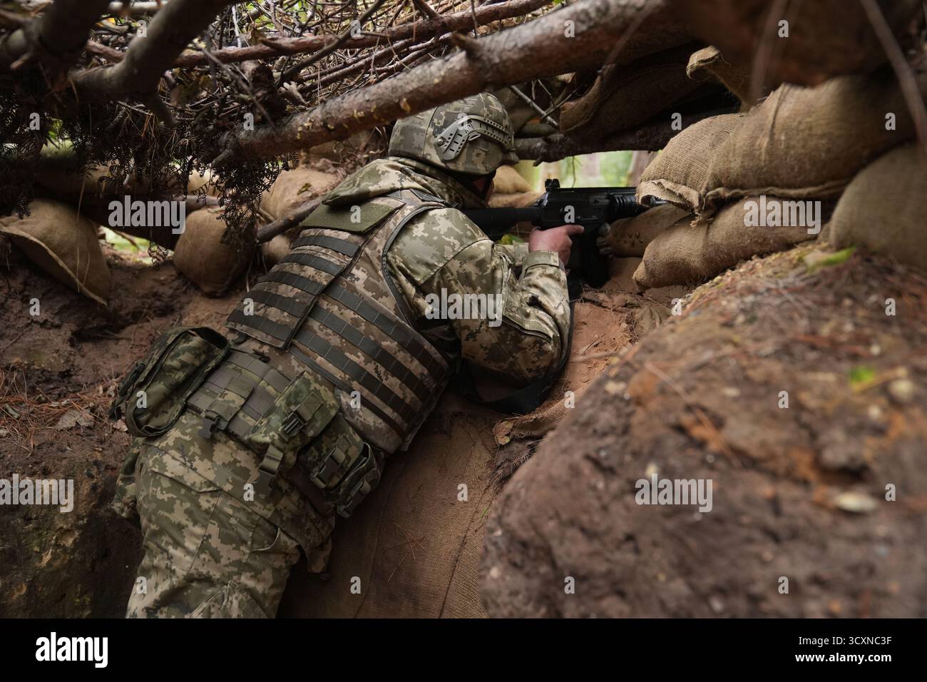 I soldati ucraini, che stanno ancora seguendo il loro corso di formazione per la leadership nell'ambito dell'operazione Interflex guidata dal Regno Unito, prendono parte all'addestramento di trincea condotto da membri delle guardie irlandesi in un campo di addestramento dell'esercito britannico nell'Inghilterra orientale. Data foto: Mercoledì 15 ottobre 2025. Foto Stock