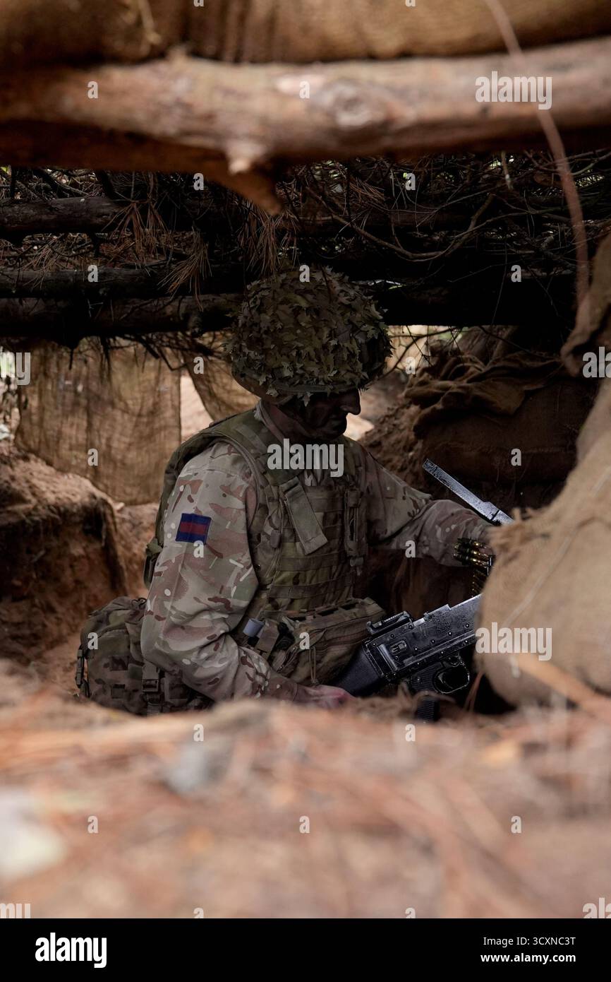 I soldati ucraini, che stanno ancora seguendo il loro corso di formazione per la leadership nell'ambito dell'operazione Interflex guidata dal Regno Unito, prendono parte all'addestramento di trincea condotto da membri delle guardie irlandesi in un campo di addestramento dell'esercito britannico nell'Inghilterra orientale. Data foto: Mercoledì 15 ottobre 2025. Foto Stock