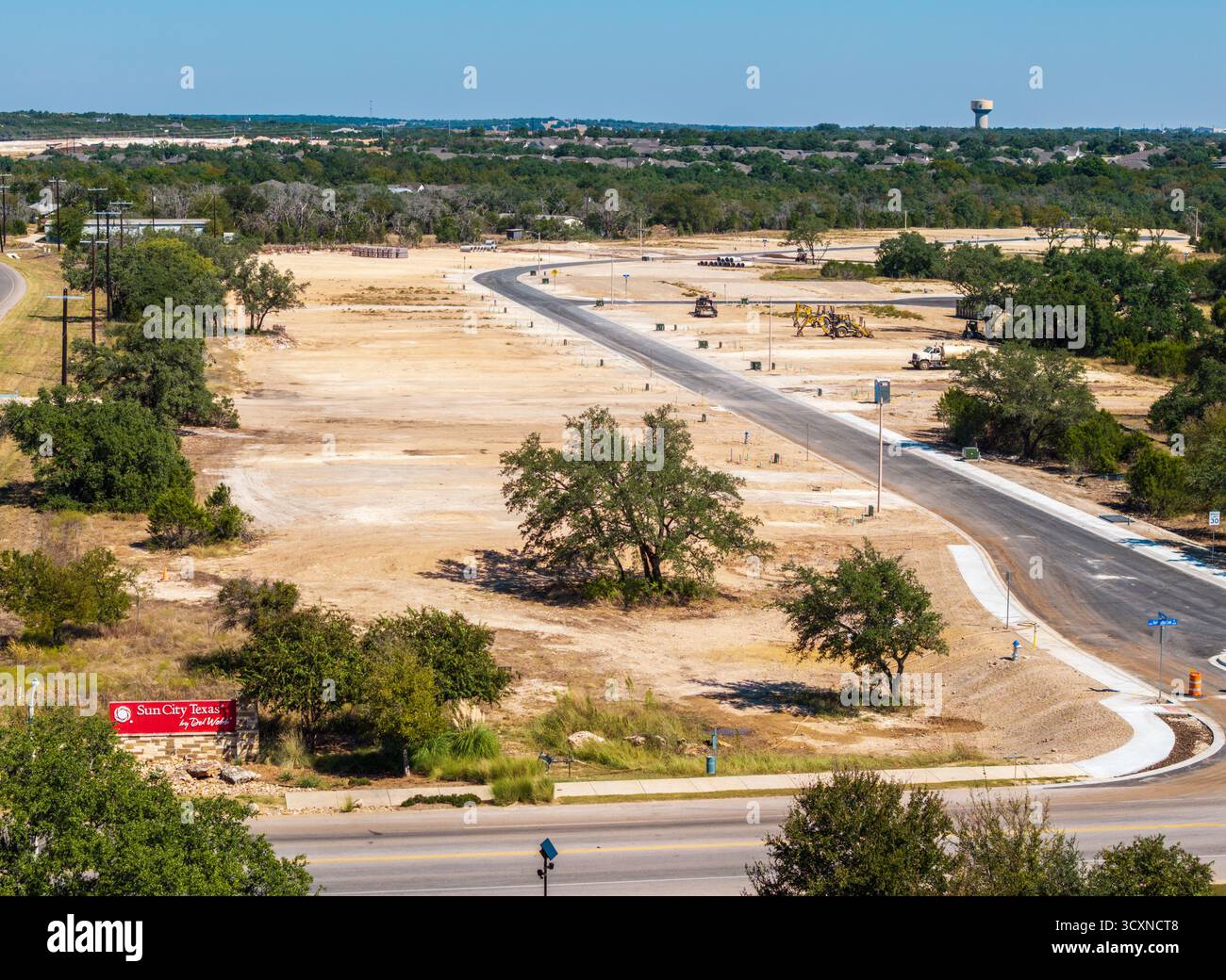 Georgetown, Texas - 12 ottobre 2025: Veduta aerea del cantiere per un nuovo sviluppo di oltre 55 case per Sun City Texas Foto Stock