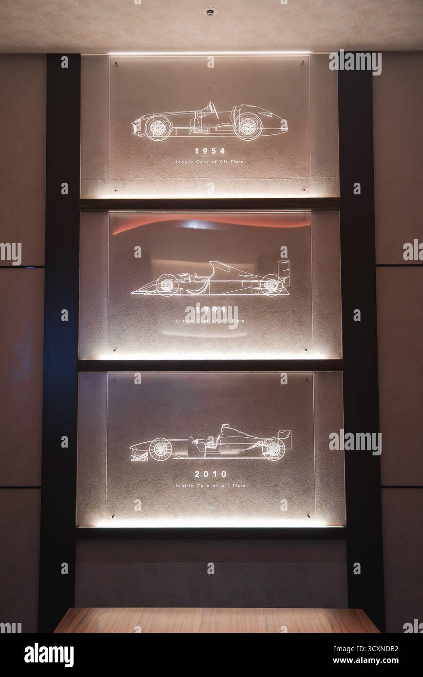 I pannelli illuminati mostrano le immagini della linea di auto da corsa del 1954, 1991 e 2010 Foto Stock