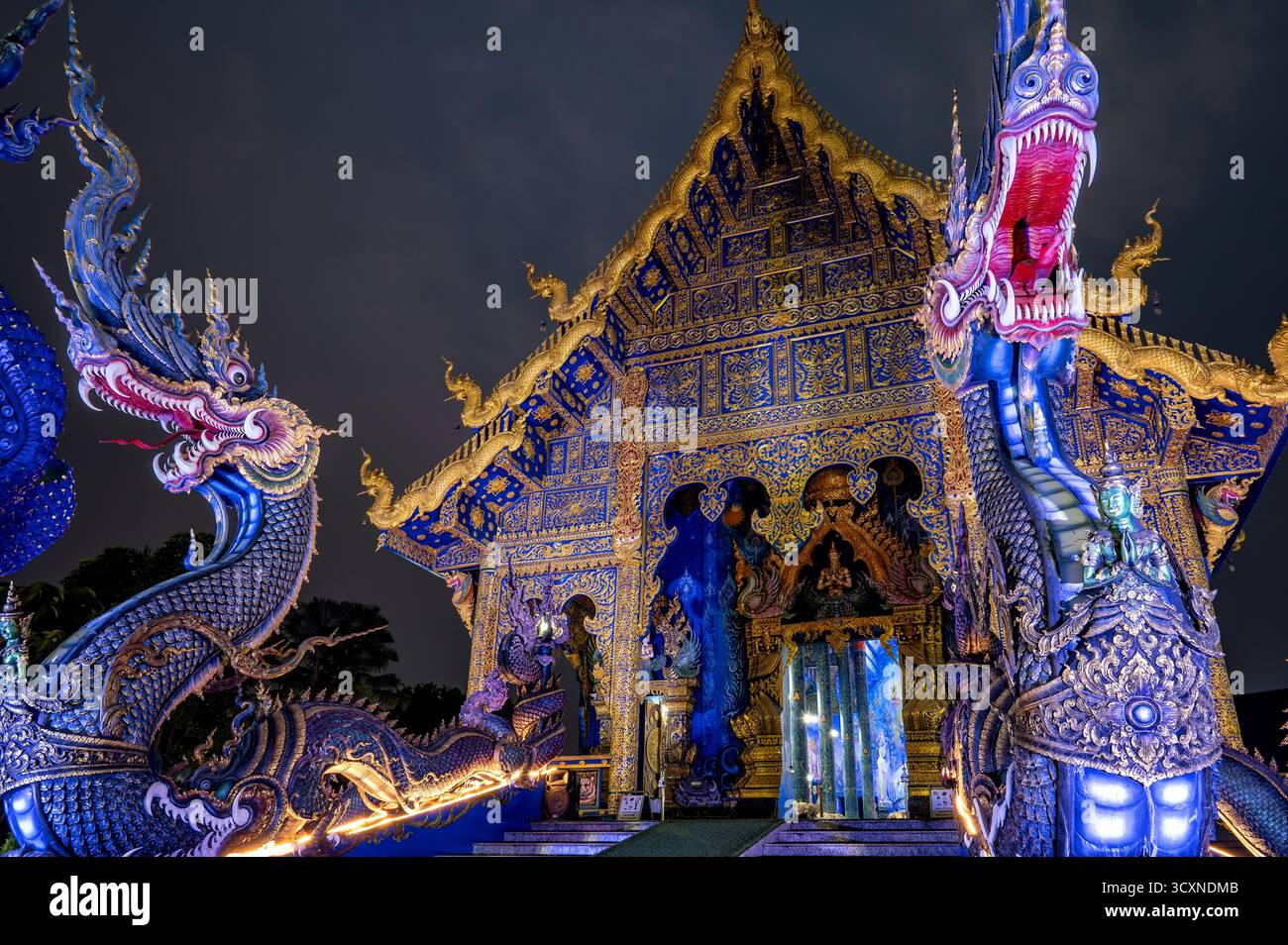 Splendida vista di Rong Suea Ten, il famoso tempio blu di Chiang Rai, Thailandia Foto Stock