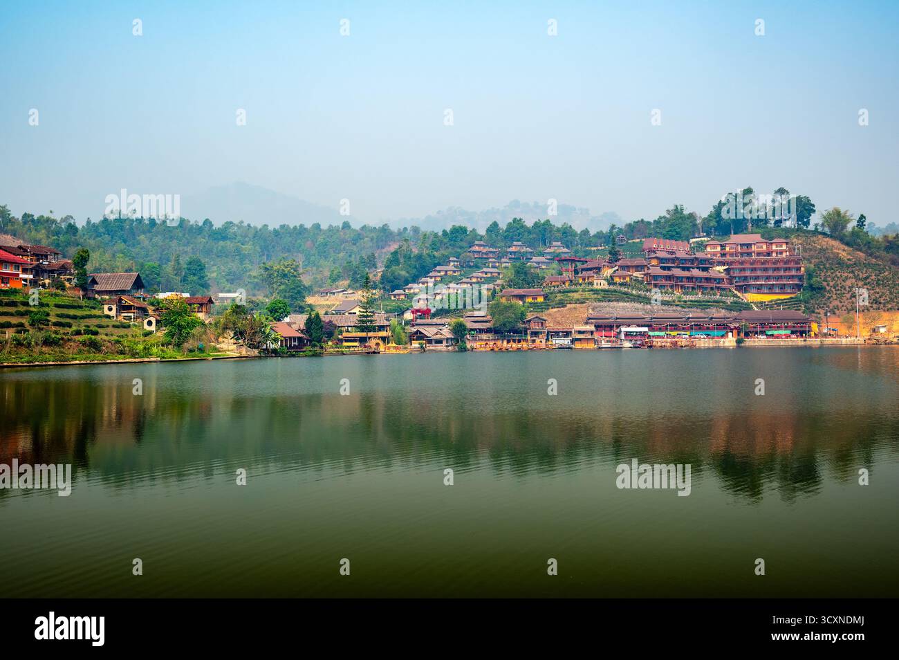 Ban Rak villaggio tailandese nel nord della Thailandia, sulle rive del lago Mae sa-nga Foto Stock