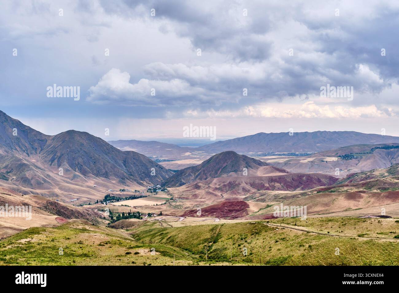 Ampia vista panoramica dell'altopiano di Chunkurchak in Kirghizistan sotto un cielo spettacolare e nuvoloso Foto Stock