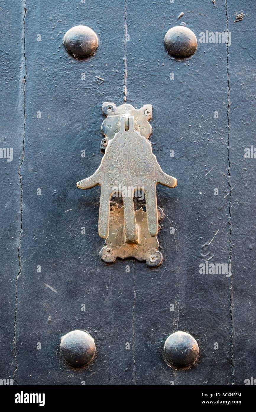 Marocco, Africa: Porta di legno, bussare a forma di mano di Fatima (Hamsa o Khamsa), antico amuleto nelle culture nordafricane e mediorientali Foto Stock