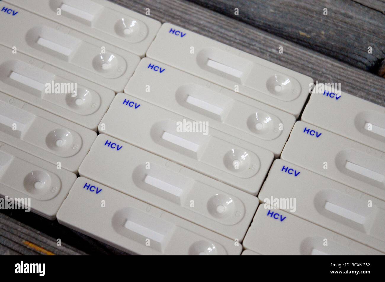 Cassette di test rapido per il virus dell'epatite C (HCV), un test rapido e qualitativo che rileva la presenza di anticorpi contro il virus dell'epatite C in un blocco Foto Stock