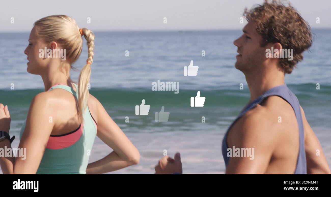 Uomo e donna che indossano abbigliamento sportivo, running sulla spiaggia con fitness tracker e icone con pollice Foto Stock