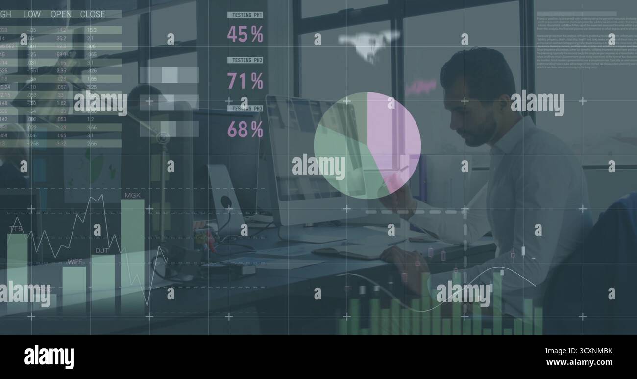 Analista dell'ufficio di lavoro che esamina i dati finanziari alla scrivania con tastiera, mouse, sovrapposizioni, spazio di copia Foto Stock