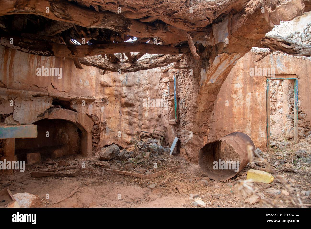 Casa abbandonata con archi e splendida architettura in un piccolo villaggio nella parte orientale di Creta Foto Stock