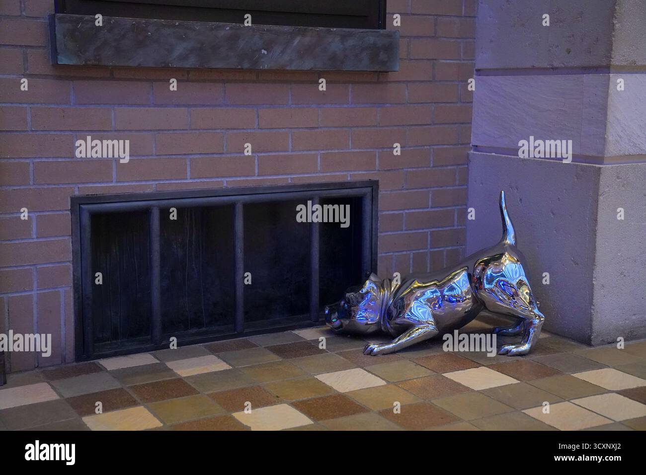 Scultura di cane cromato esposta nel lungomare interno a bordo di Allure of the Seas dei Royal Caribbean, parte della collezione di arte contemporanea della nave Foto Stock