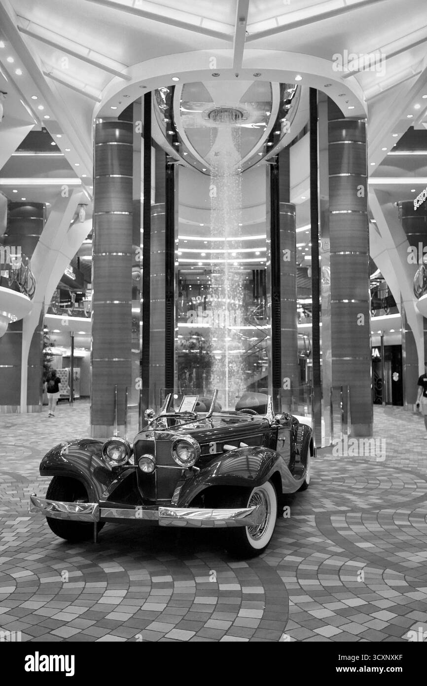 Foto in bianco e nero di una Mercedes-Benz Cabriolet d'epoca esposta all'interno dell'Allure of the Seas del Royal Caribbean, che mette in evidenza il design elegante dell'auto Foto Stock