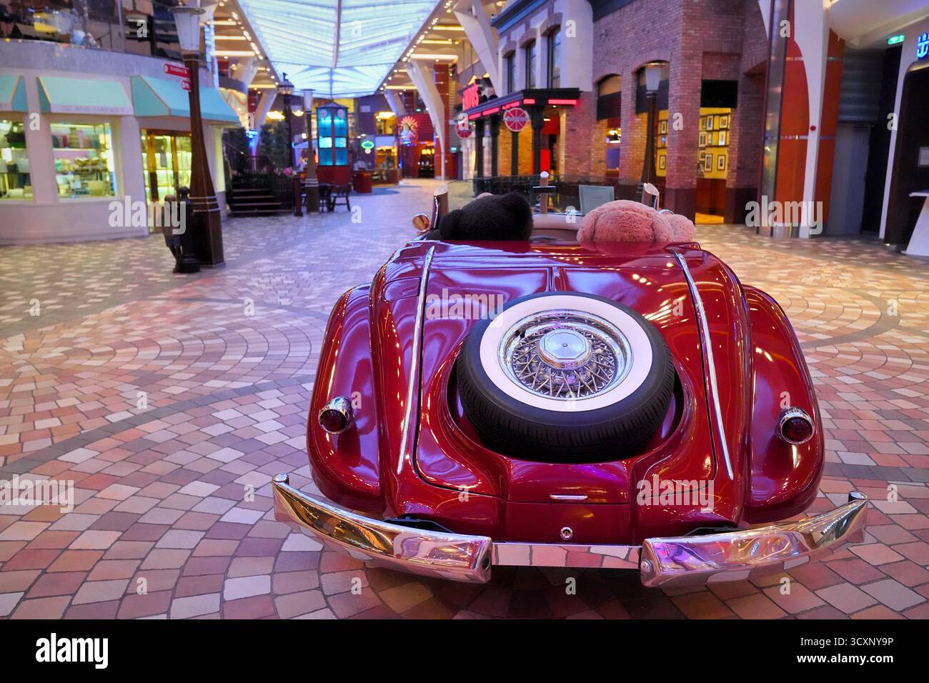 Vista posteriore di una Mercedes-Benz Cabriolet rossa d'epoca con orsacchiotti seduti all'interno a bordo dell'Allure of the Seas dei Caraibi reali Foto Stock