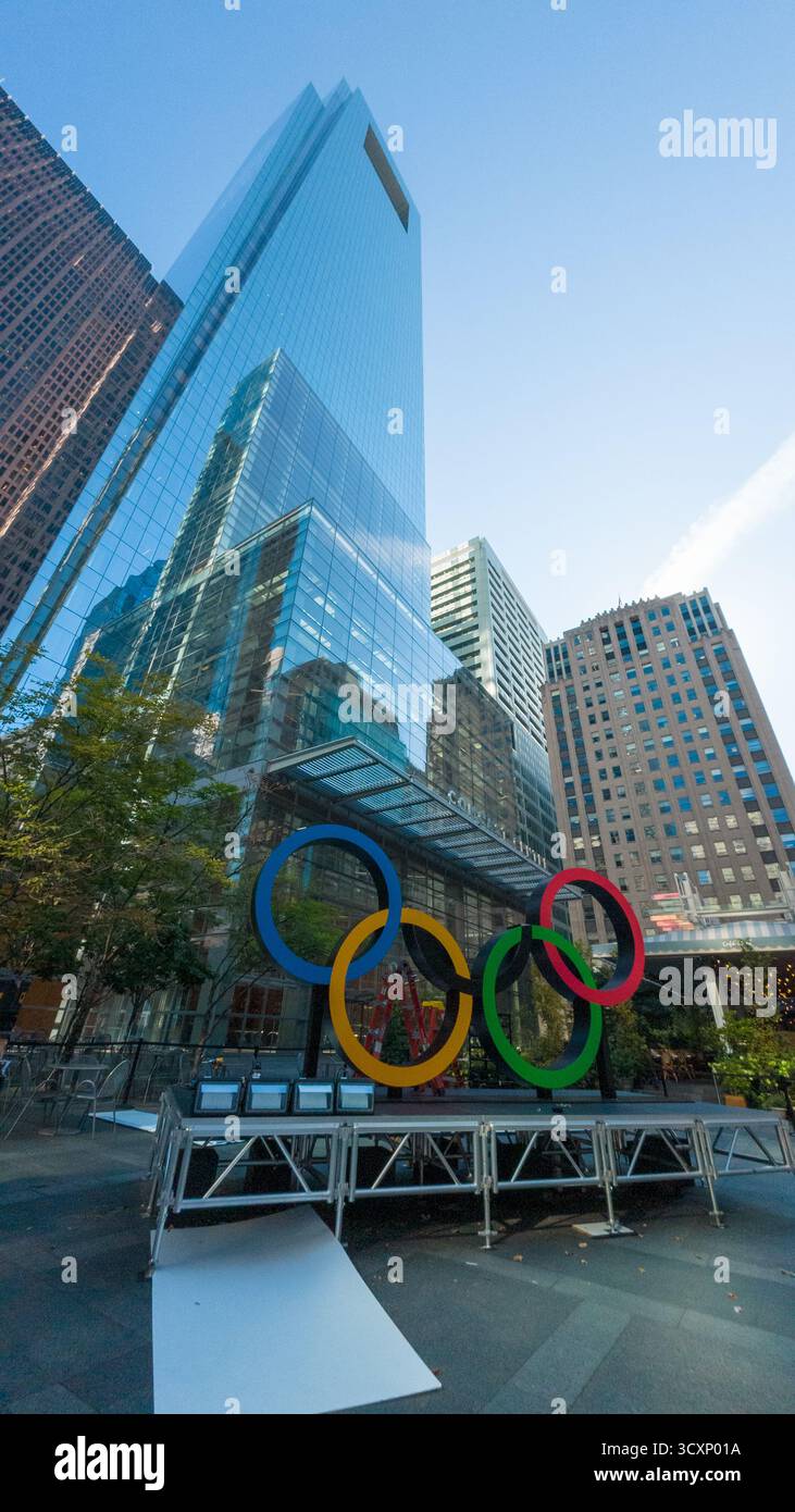 Un grande edificio con un grande anello olimpico nel mezzo. L'anello è circondato da una recinzione bianca Foto Stock Un grande edificio con un grande anello olimpico nel mezzo. L'anello è circondato da una recinzione bianca Foto Stock