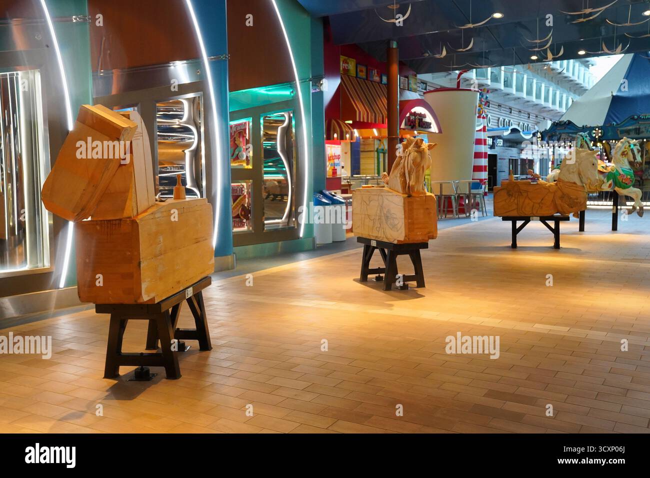 I cavalli in legno a carosello nelle prime fasi della scultura e della sagomatura sono esposti lungo la passeggiata sul lungomare a bordo di Allure of the Seas, mostrando il processo creativo Foto Stock