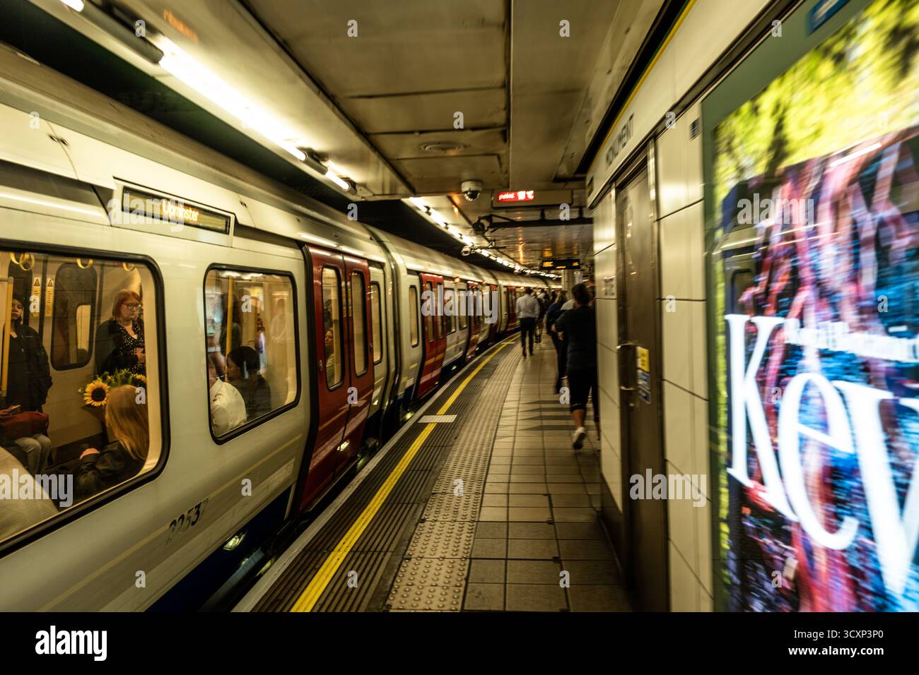 Momenti della metropolitana di Londra. Persone alla piattaforma del sottosuolo o della metropolitana di Londra, Regno Unito, Regno Unito Foto Stock