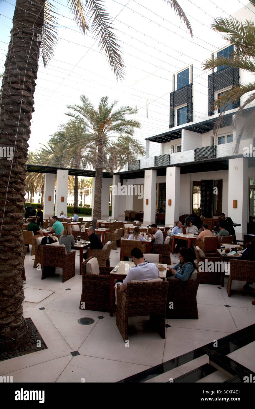 gli ospiti della colazione nel ristorante all'aperto, il chedi hotel muscat oman sultanato dell'oman Foto Stock
