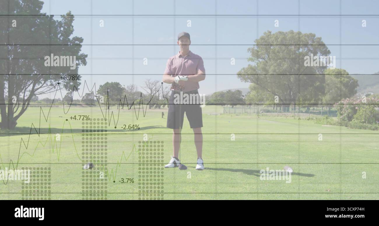 Golfista del club che indossa una polo sul tee box del campo da golf, con palla e guanto Foto Stock