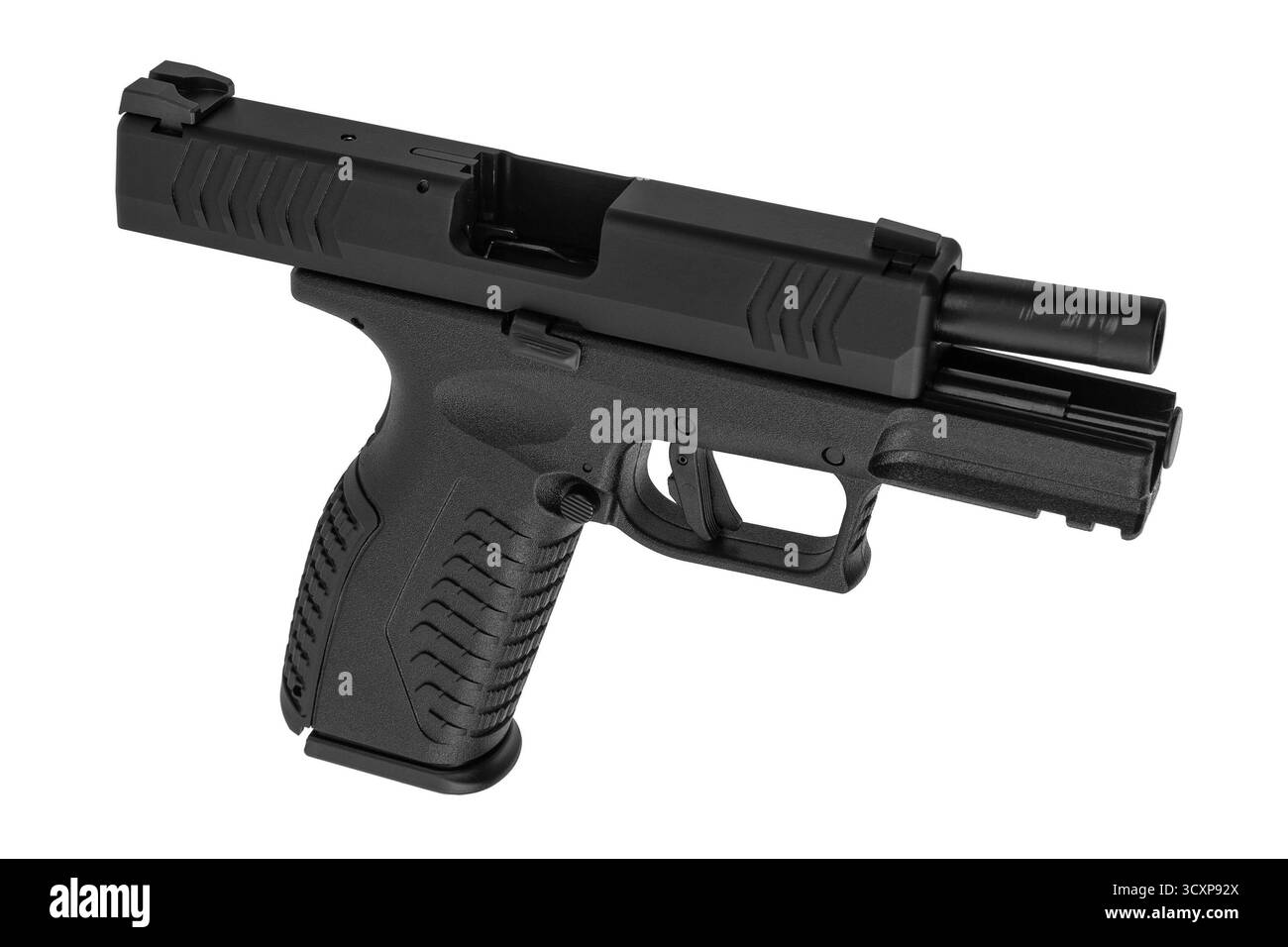 Pistola semi-automatica nera con il cursore parzialmente ritratto, che mostra la canna, su bianco. Foto Stock