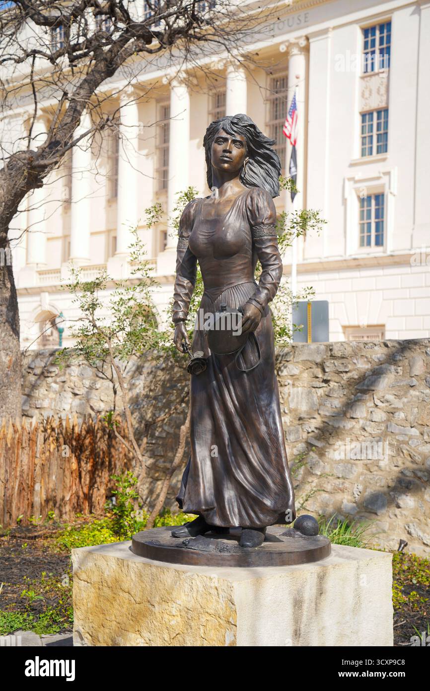 Statua in bronzo di Emily D. West, la “Rosa gialla del TX”, che tiene una rosa e un tamburello vicino ad Alamo a San Antonio Foto Stock