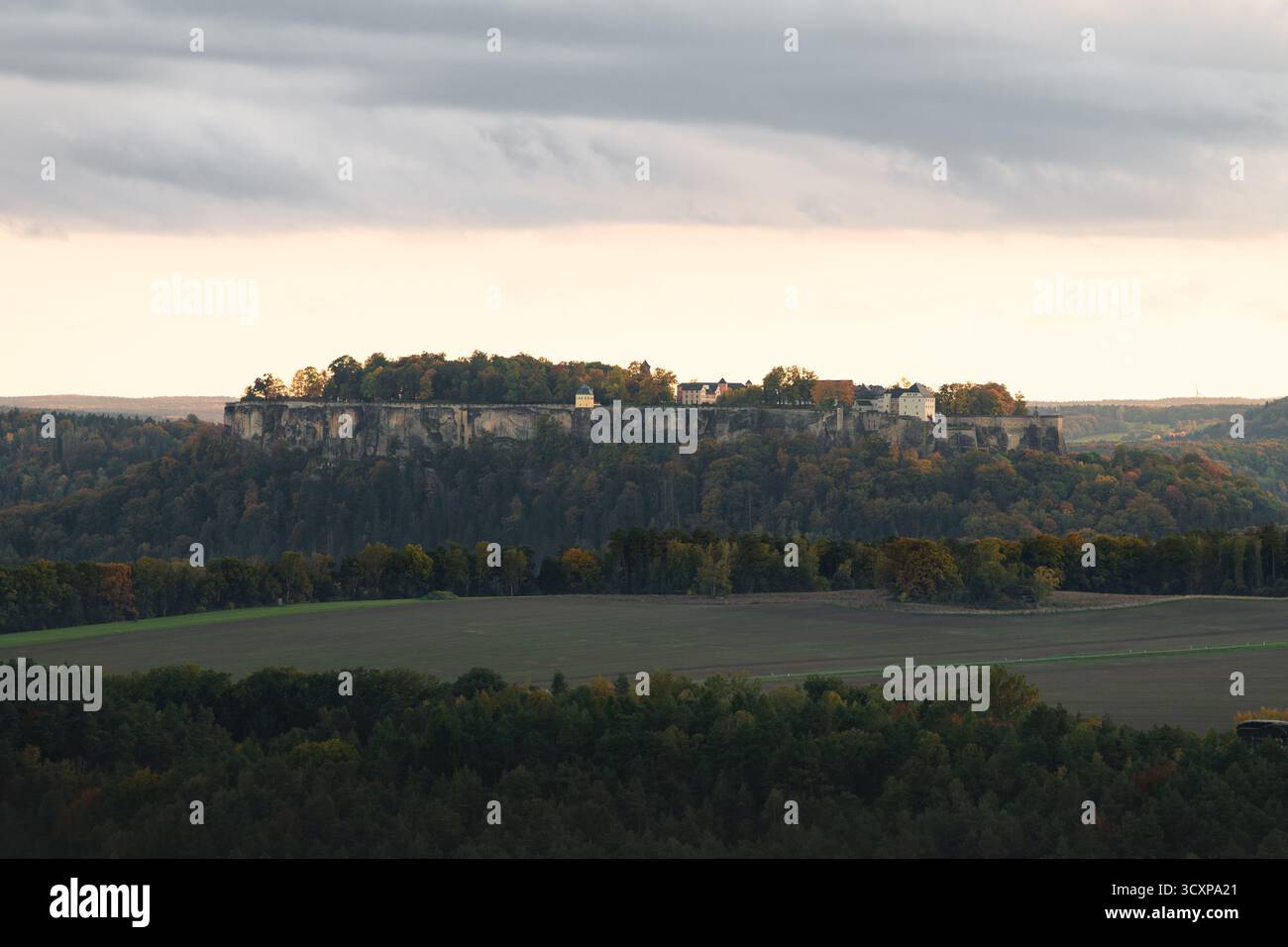 Fortezza di Königstein nel paesaggio della Svizzera sassone nella Germania dell'Est. Famosa destinazione di viaggio e punto di riferimento su una collina da tavolo. Foto Stock