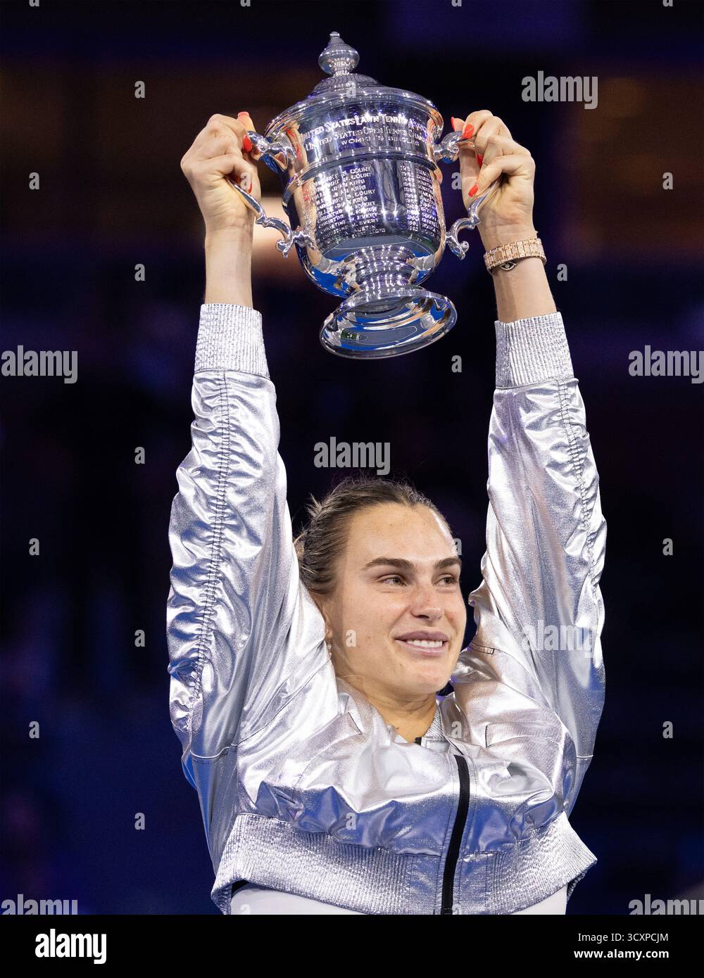 La vincitrice Aryna Sabalenka regge il trofeo alla cerimonia di premiazione degli US Open 2025, USTA Billie Jean King National Tennis Center, Flushing Mead Foto Stock