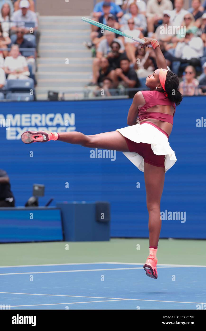 Il tennista americano Coco Gauff (USA) in azione agli US Open Championships 2025, USTA Billie Jean King National Tennis Center, Flushing Meadows, N Foto Stock