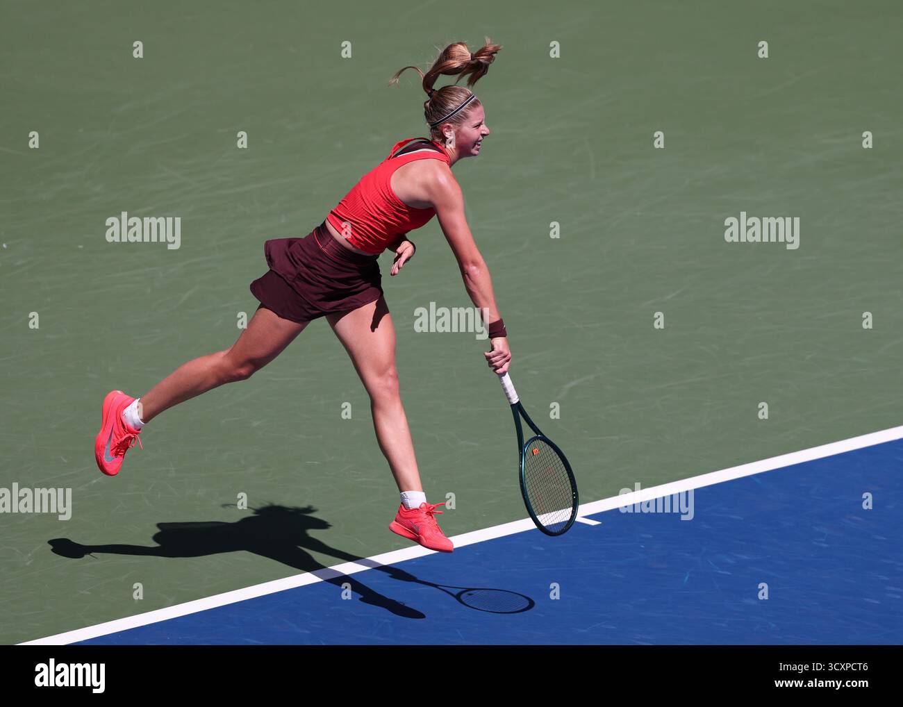 La tennista junior britannica Hannah Klugman (GBR) in azione agli US Open Championships 2025, USTA Billie Jean King National Tennis Center, Flushing Foto Stock