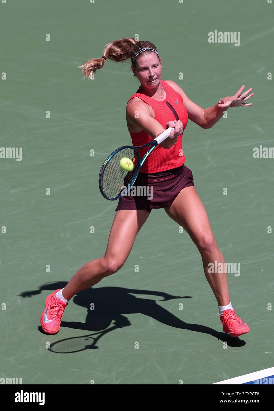 La tennista junior britannica Hannah Klugman (GBR) in azione agli US Open Championships 2025, USTA Billie Jean King National Tennis Center, Flushing Foto Stock