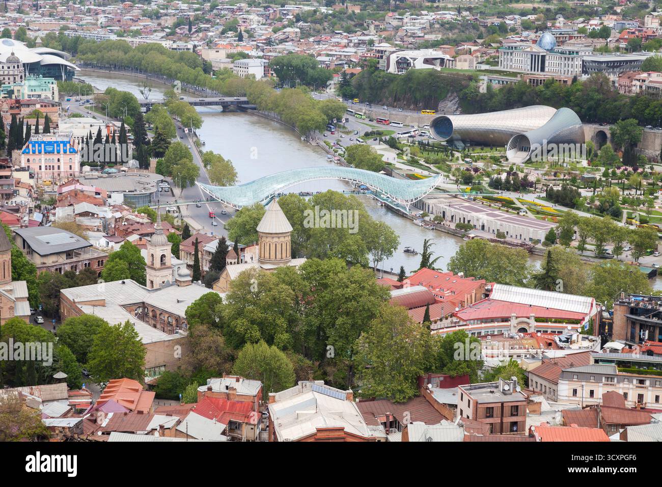 Tbilisi, Georgia - 29 aprile 2019: Prospettiva elevata che mostra il paesaggio urbano, con la sua iconica architettura moderna, il fiume panoramico, il centro storico Foto Stock