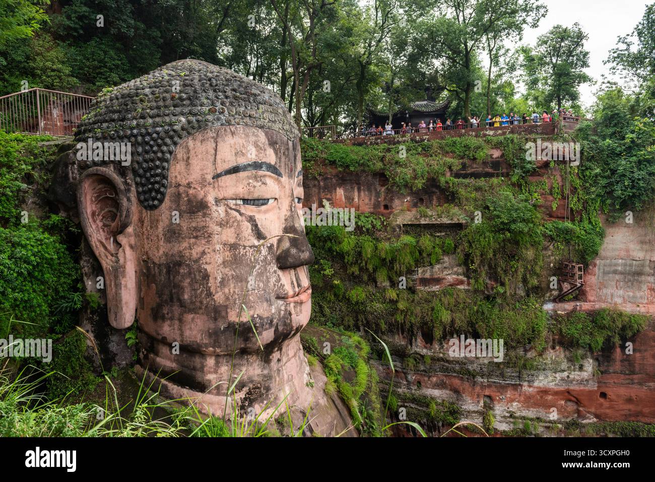 Leshan, Cina - 29 settembre 2018: L'antico Buddha gigante di Leshan, scolpito in arenaria sulle montagne, è una popolare escursione turistica da Chengdu. Foto Stock