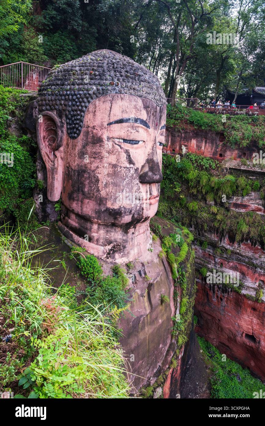 Leshan, Cina - 29 settembre 2018: L'antico Buddha gigante di Leshan, scolpito in arenaria sulle montagne, è una popolare escursione turistica da Chengdu. Foto Stock