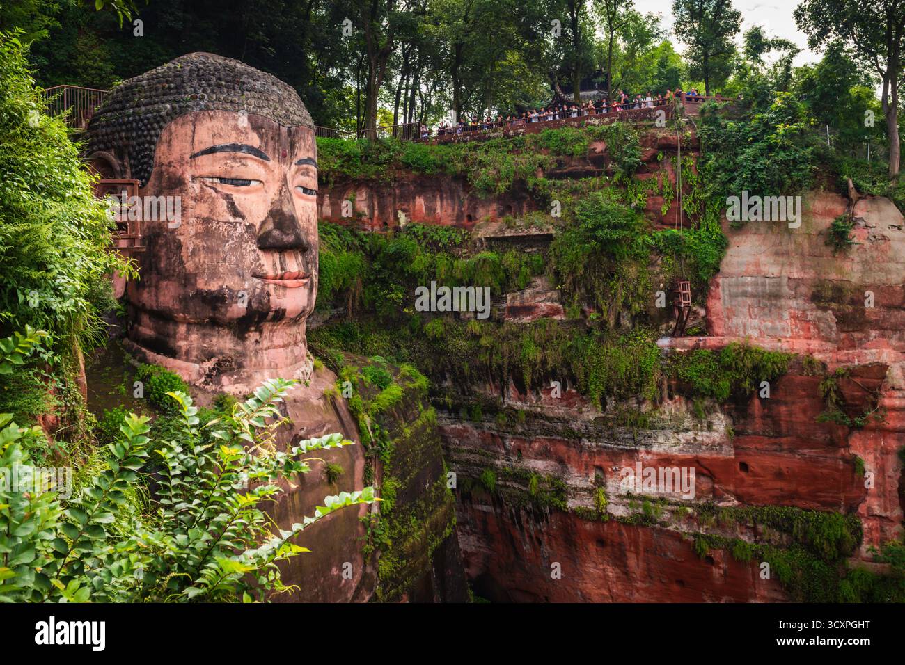 Leshan, Cina - 29 settembre 2018: L'antico Buddha gigante di Leshan, scolpito in arenaria sulle montagne, è una popolare escursione turistica da Chengdu. Foto Stock