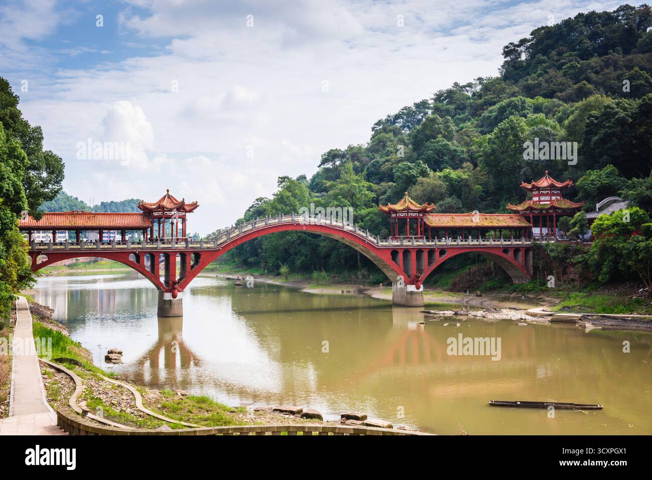 Splendido ponte Leshan nell'area panoramica del Monte Emei, un sito patrimonio dell'umanità dell'UNESCO vicino a Chengdu, Cina. Foto Stock