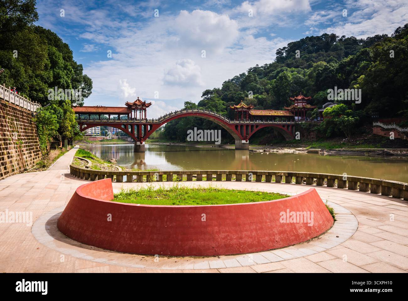 Splendido ponte Leshan nell'area panoramica del Monte Emei, un sito patrimonio dell'umanità dell'UNESCO vicino a Chengdu, Cina. Foto Stock