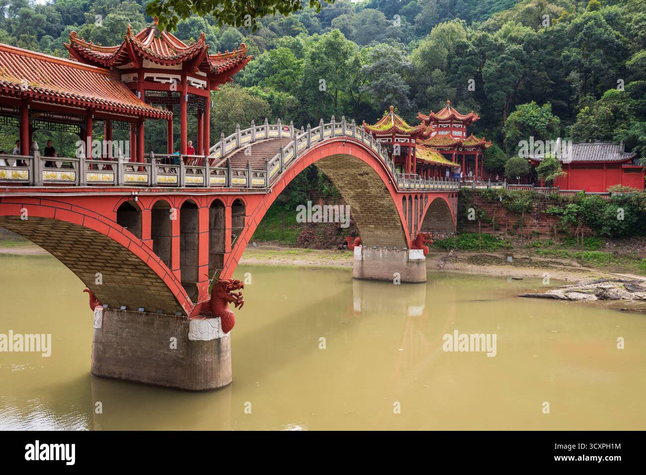 Leshan, Cina - 29 settembre 2018: Splendido ponte di Leshan nell'area panoramica del Monte Emei, patrimonio dell'umanità dell'UNESCO vicino a Chengdu, Cina. Foto Stock