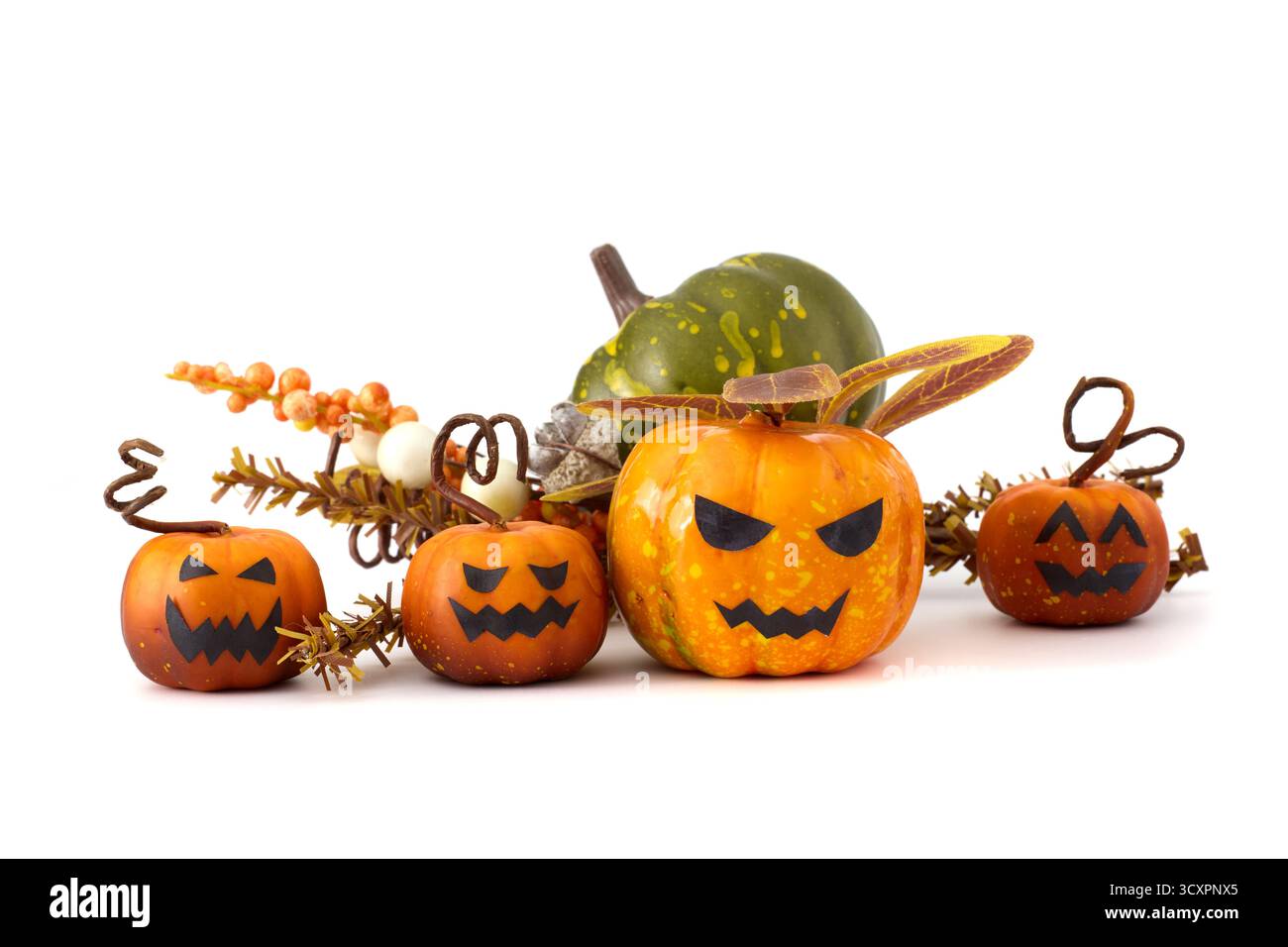 Natura morta di Halloween con piccole zucche jack-o'-lanterne, pinne, foglie autunnali e sfondo bianco Foto Stock