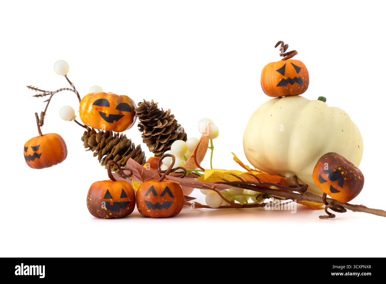 Natura morta di Halloween con piccole zucche jack-o'-lanterne, pinne, foglie autunnali e sfondo bianco Foto Stock