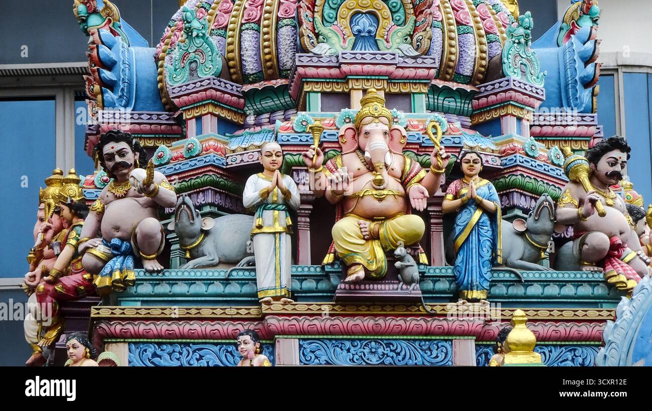 Sculture colorate che decorano il Tempio di Sri Veeramakaliamman a Little India, Singapore, raffiguranti dettagliate divinità indù e un tempio architec decorato Foto Stock