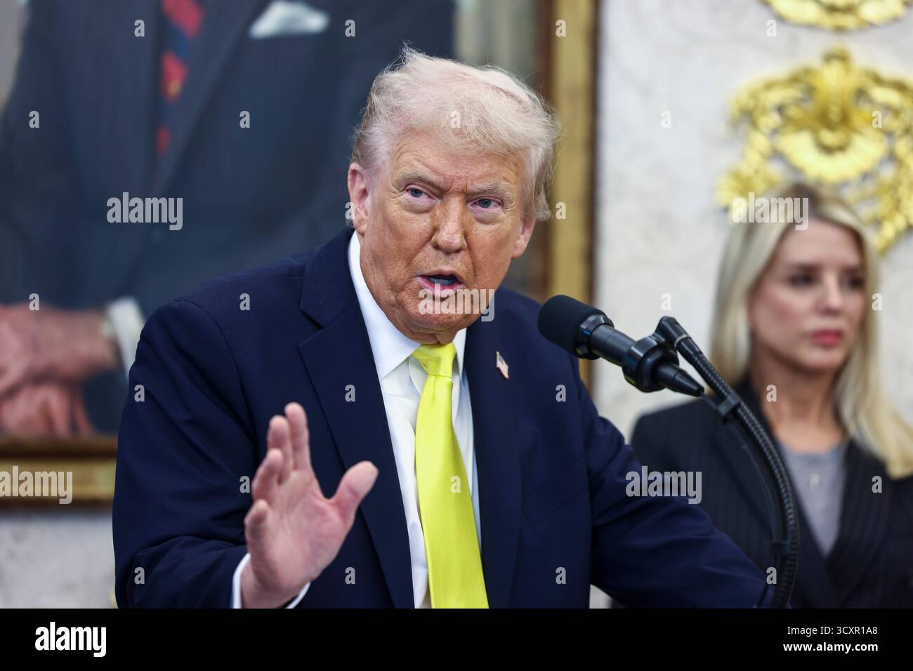 Washington, Stati Uniti. 15 ottobre 2025. Il presidente DEGLI STATI UNITI Donald Trump, insieme al procuratore generale Pam Bondi (R), risponde a una domanda dei media durante una conferenza stampa presso l'Ufficio ovale della Casa Bianca a Washington, DC, USA, 15 ottobre 2025. Il presidente Trump ha annunciato i risultati dell'operazione Summer Heat, un'operazione federale di riduzione dei crimini violenti a livello nazionale. Crediti: SIPA USA/Alamy Live News Foto Stock