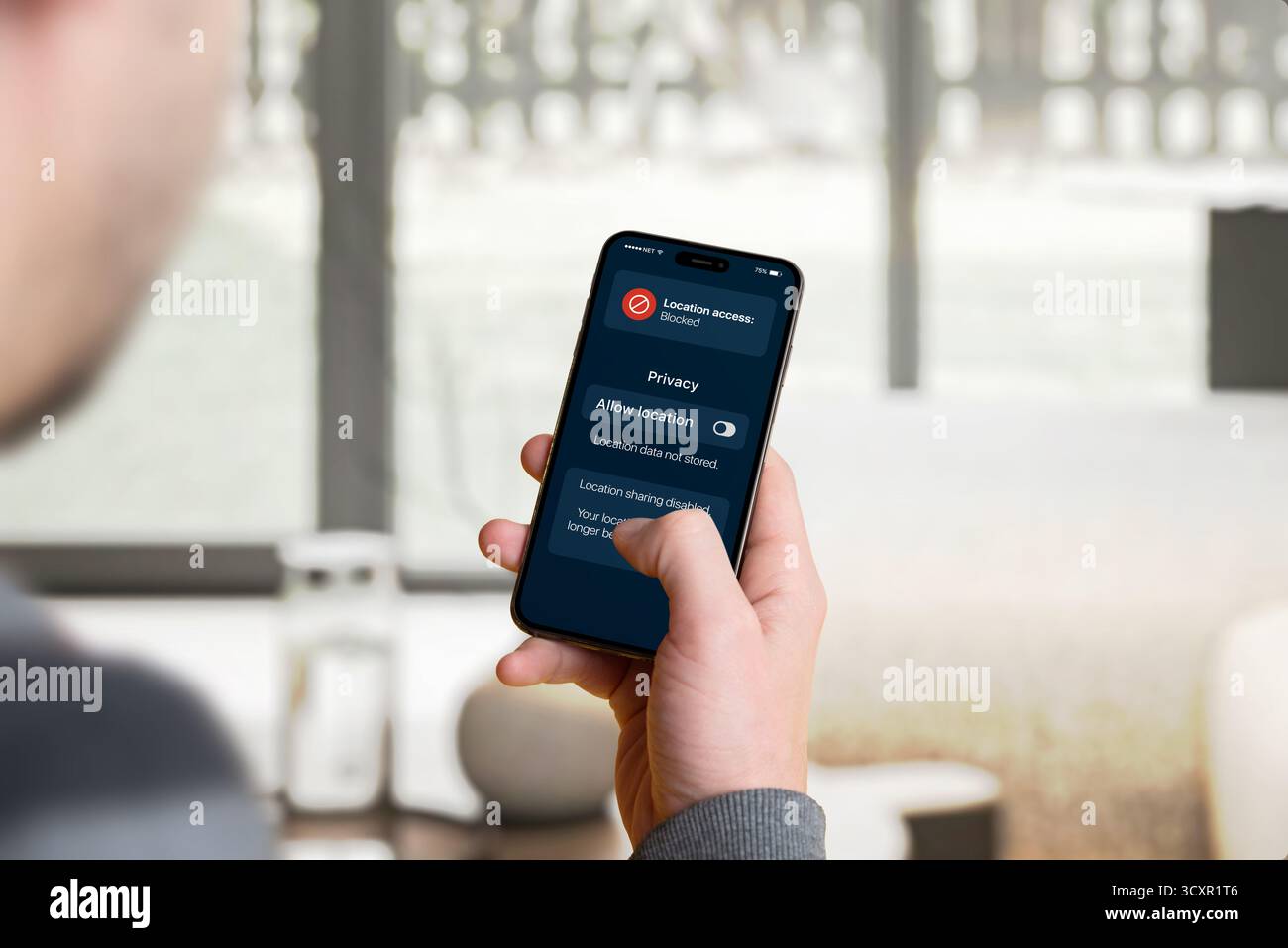 "Schermata dello smartphone che mostra le impostazioni di privacy con l'opzione "Consenti posizione" disattivata e l'avviso "dati posizione non memorizzati", che illustra il controllo dell'utente su. Foto Stock