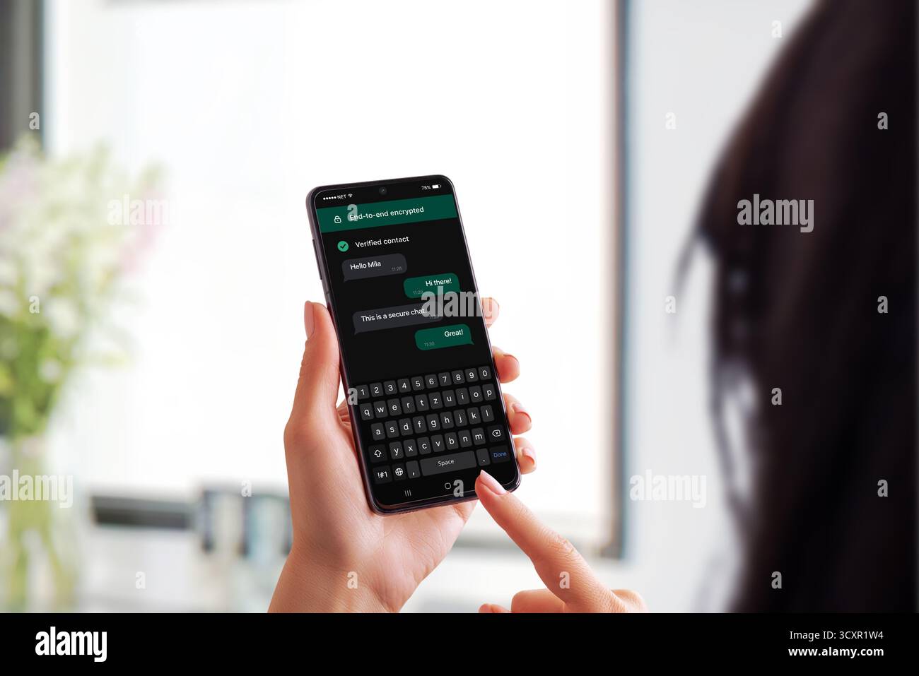 App di messaggistica sicura su smartphone con crittografia end-to-end e contatto verificato, che illustra la comunicazione privata e la protezione dei dati Foto Stock